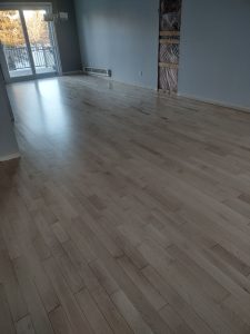 Service de reparation et sablage de plancher à Laval après les travaux / Entrepreneur Planchers premier choix situe a laval