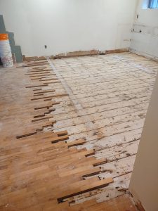 Service de reparation et sablage de plancher à Laval avant / Entrepreneur Planchers premier choix situe à laval